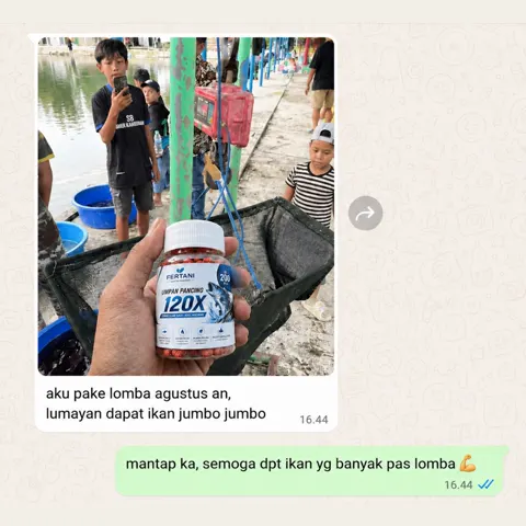 Chat pembeli: botol dipegang di kolam pemancingan yang ramai, dengan pesan: aku pake lomba agustus an, lumayan dapat ikan jumbo jumbo