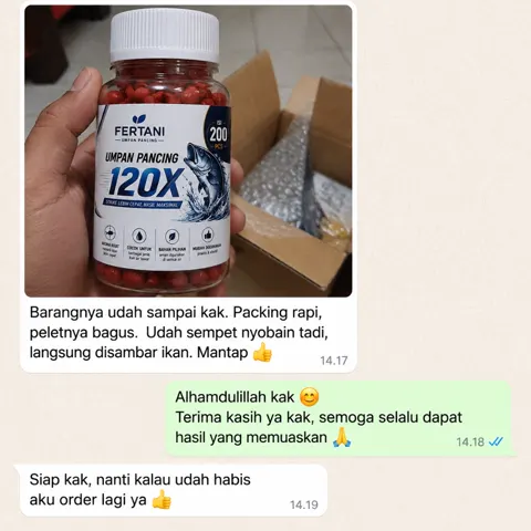 Tangkapan layar chat WhatsApp: botol Umpan Pancing 120X baru keluar dari kardus, pembeli menulis packing rapi, peletnya bagus, dan langsung disambar ikan saat dicoba