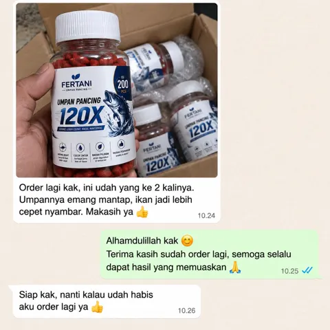 Chat pembeli: beberapa botol di dalam kardus, dengan pesan: Order lagi kak, ini udah yang ke 2 kalinya. Umpannya emang mantap, ikan jadi lebih cepet nyambar. Makasih ya